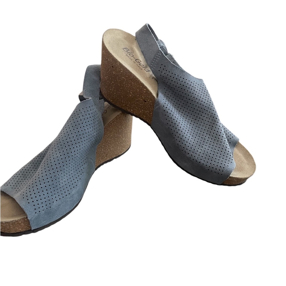BIO-GOLD  Platform Sandal in a dusty blue gray with cork platform. EUC